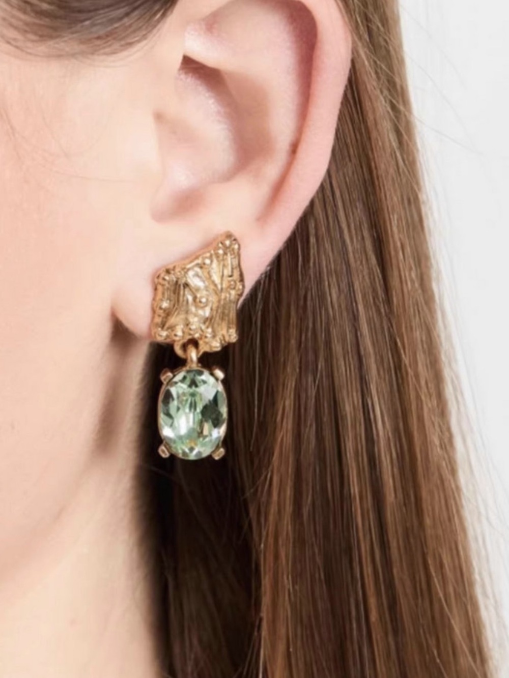 OSCAR DE LA RENTA • Enoki Shield Crystal Drop Earrings in Peridot Green. - Picture 4 of 6